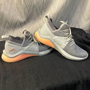 Women’s Puma runners size 6!